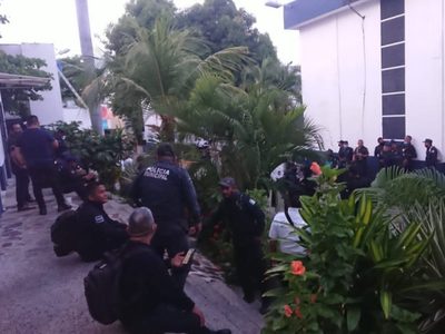 Policías de Acapulco paran labores para exigir sus salarios atrasados