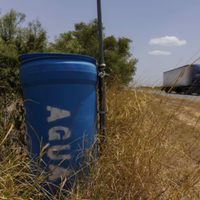 Desaparecen estaciones de agua para migrantes en el sur de Texas