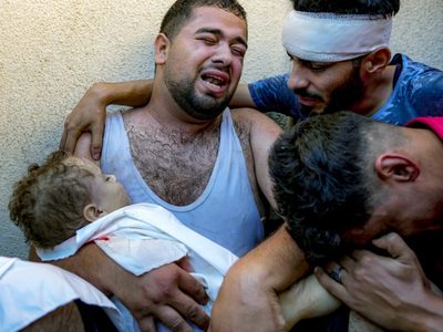 Un padre palestino llora la muerte de su bebé por un ataque de Israel contra Gaza