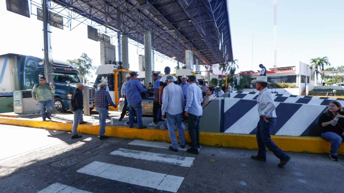 Bloqueo de productores en la autopista Culiacán-Mazatlán