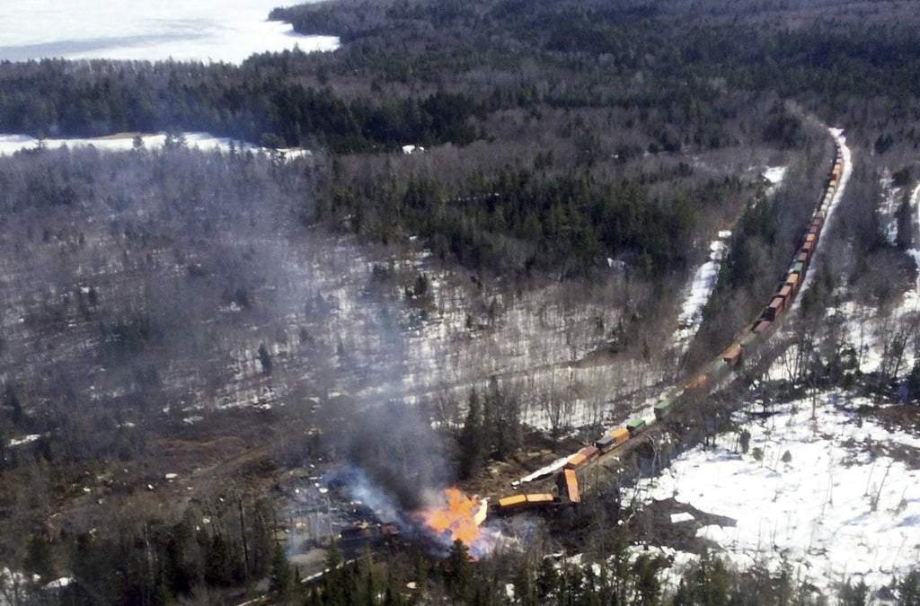 Foto entregada por el Servicio Forestal de Maine que muestra el descarrilamiento en Sandwich Academy Grant Township, Maine, el 15 de abril del 2023