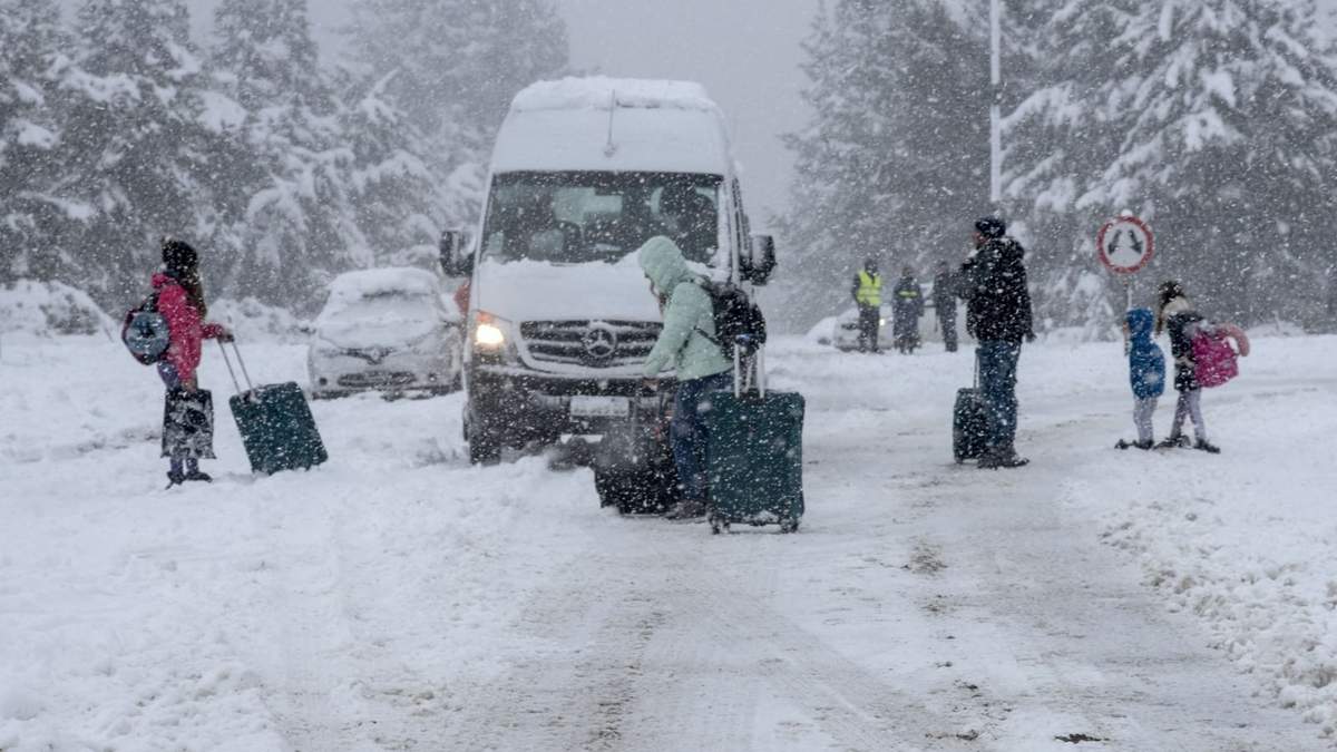 Las intensas nevadas pueden generar dificultades a quienes viajan por las rutas cordilleranas. Fuente: (Twitter)