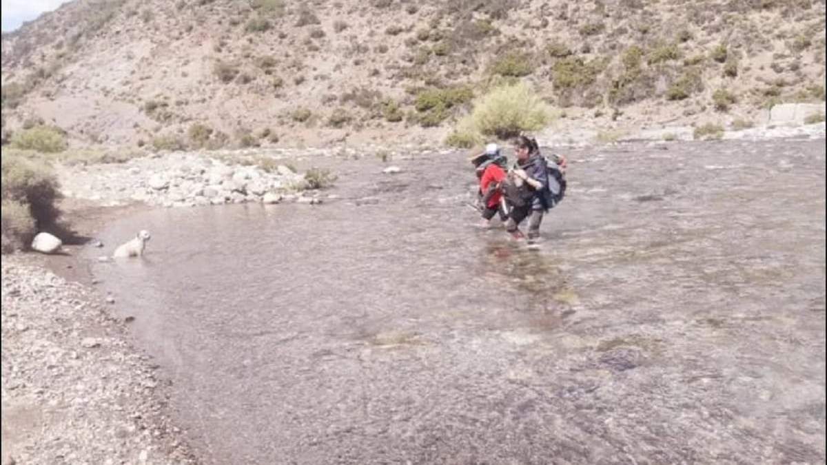 A diario, los vecinos deben enfrentar el peligro de atravesar a pie el río Cuyín Manzano. Funte: (La Angostura Digital)