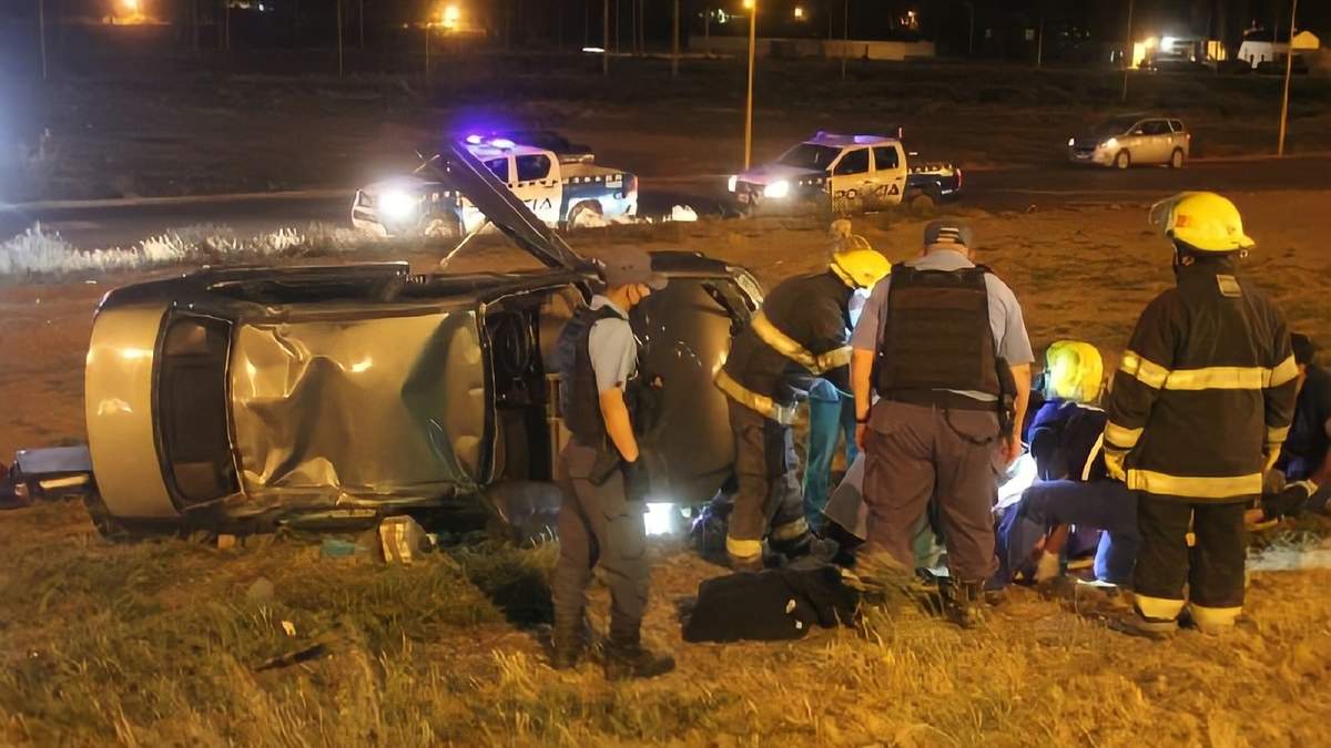 Así quedó el auto sobre la ruta 7 en Centenario. Fuente: (Twitter)