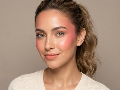 Blush draping: la técnica de maquillaje que levanta el rostro sin cirugía y es furor en 2026