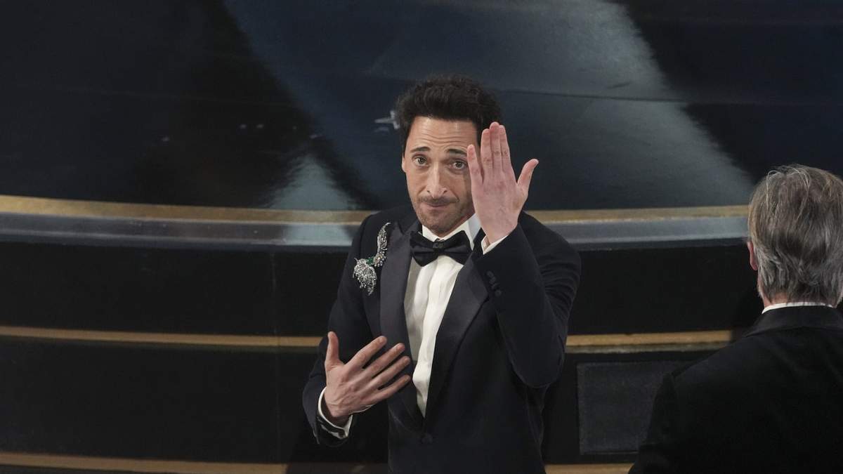 Adrien Brody al ganar el Oscar a mejor actor por su papel en "The Brutalist"