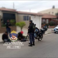 Los detuvieron por circular en moto sin casco y descubrieron que transportaban estupefacientes