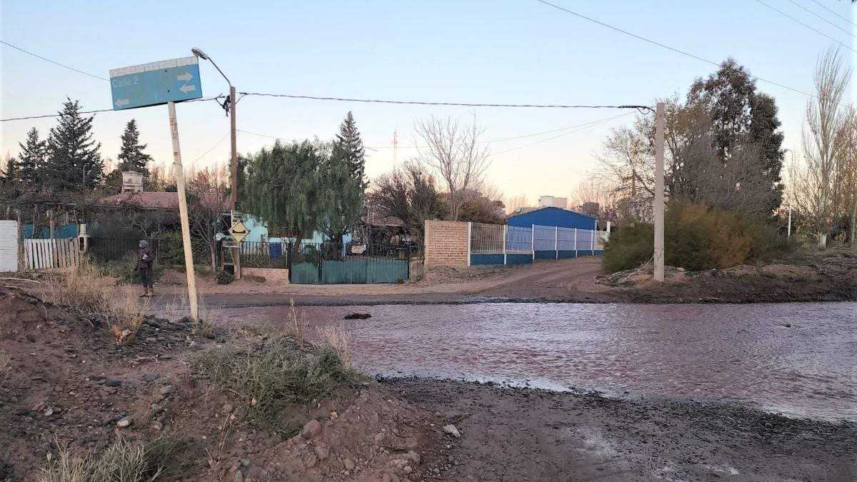 El agua ha ingresado a barrios adyacentes a la ruta provincial 7. Fuente: (Twitter)