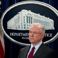 Sessions desdeña críticas de Trump y anuncia que no dimitirá