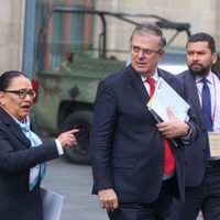 Agreden a Ebrard afuera de Palacio Nacional; le arrojan un vaso de helado (Video)