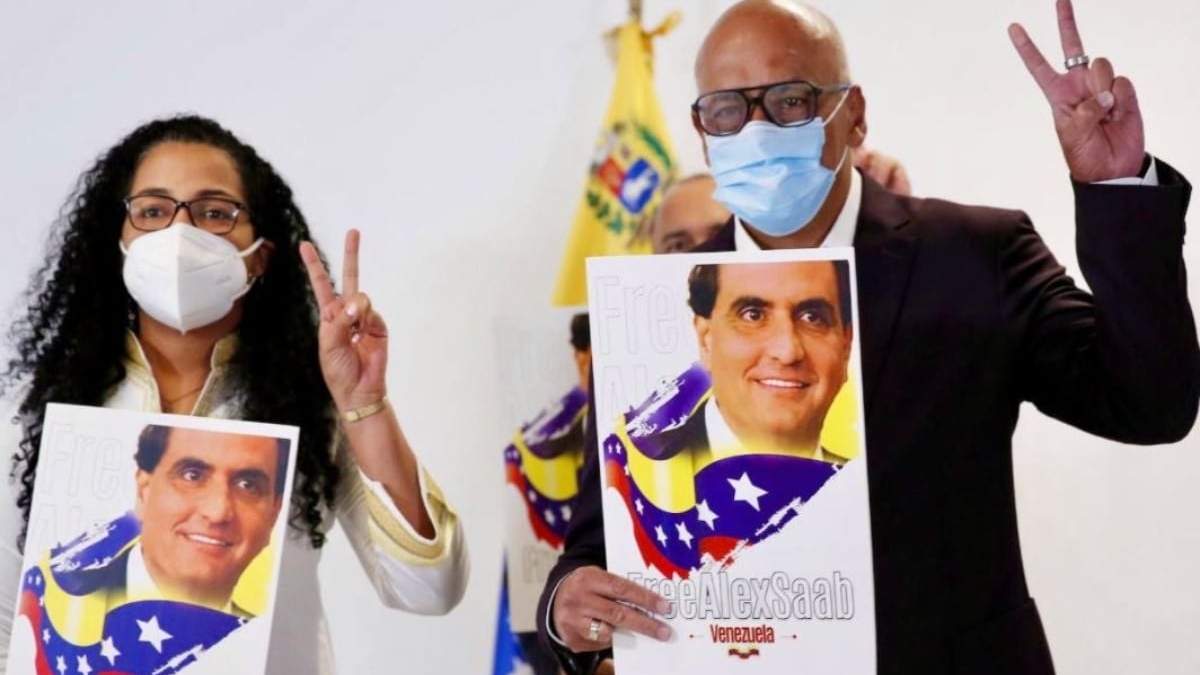Jorge Rodríguez sostiene una pancarta en la que se pide la liberación de Alex Saab