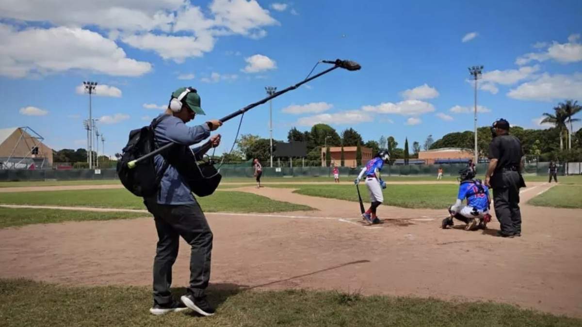 Isaac Vargas durante la grabación del reportaje "Llegando a Home, el béisbol como refugio para migrantes venezolanos en Bogotá", ganador de la undécima edición del Premio Reportaje de RFI en español