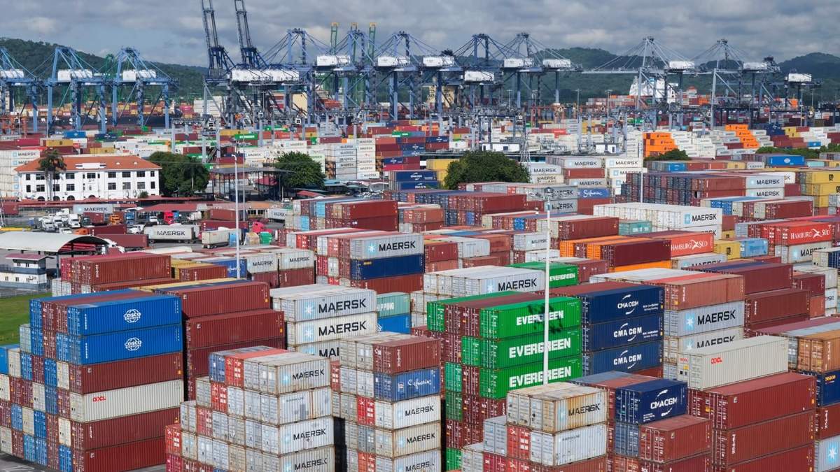 Contenedores apilados en el puerto de Canal Balboa, operado por la Panama Ports Company, en Ciudad de Panamá, el 20 de septiembre de 2025