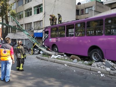 Choque entre autobús y tres autos en la colonia Portales Norte deja 21 heridos