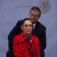 El juego de los destapados, una bomba de tiempo en el partido del presidente