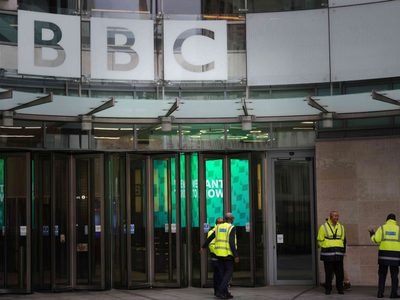 Gobierno británico sigue envuelto en la disputa entre Trump y la BBC