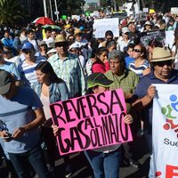 Bloquean accesos al Congreso de Jalisco en protesta contra gasolinazo