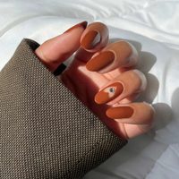 El secreto de nail art que potencia el bronceado y eleva el look veraniego