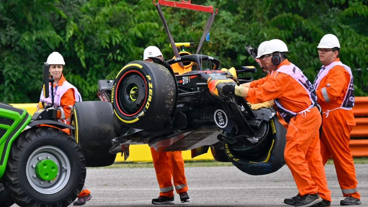 Los marshalls recogen el auto de Checo Pérez después de chocar contra la pared de la pista durante la primera sesión de práctica del GP de Hungría