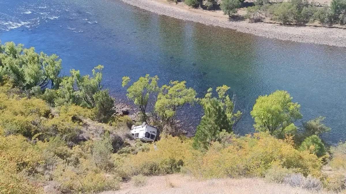 La combi volcada a la vera de la ruta 237. Fuente: (Néstor Pérez)