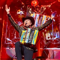 Vocalista de Los Tigres del Norte sufre caída en pleno concierto (Video)
