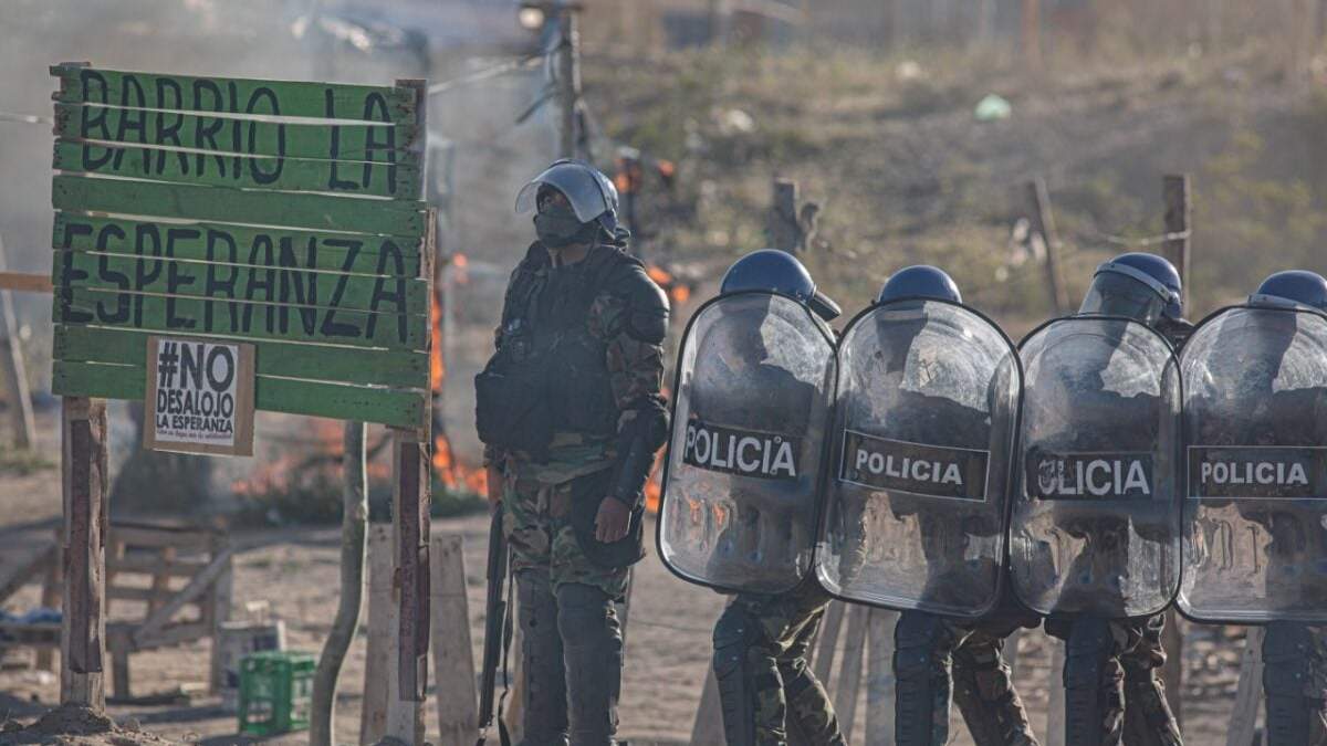 Desalojo en Barrio La Esperanza de la ciudad de General Roca. Fuente: (Twitter)