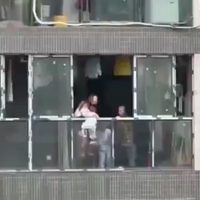 Mujer arroja a su hijo de tres años desde el piso 22 de un edificio (Video)