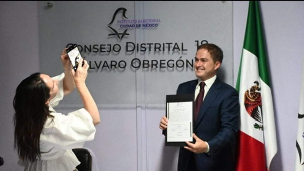 Javier López Casarín al recibir la constancia de mayoría
