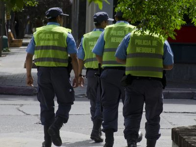 Un confuso hecho que ocurrió en Chos Malal, terminó con dos policías heridos