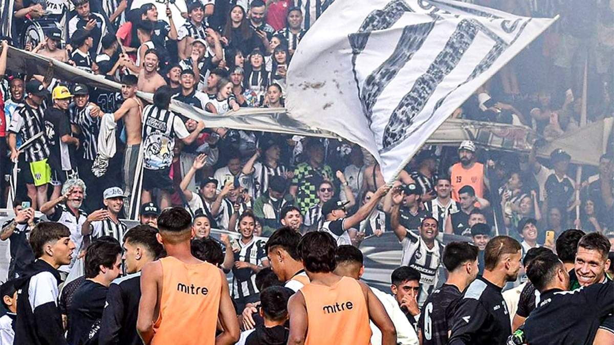 Los festejos de Gimnasia se desbordaron en la cancha de Platense.