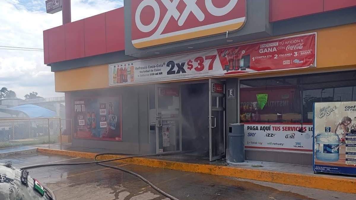 Oxxo robado e incendiado en ranchería González en la carretera Villahermosa-Cárdenas