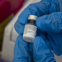 Autorizan en EU dosis de refuerzo de Pfizer para mayores de 65 años y personas en alto riesgo