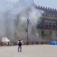 Normalistas de Ayotzinapa lanzan artefactos explosivos contra Palacio Nacional (Video)