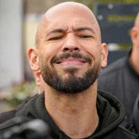 La exnovia de Andrew Tate lo acusa de asfixiarla y golpearla en una nueva demanda