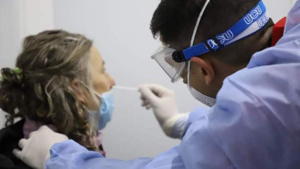 Un enfermero realiza un hisopado para detectar la presencia o ausencia de coronavirus. Fuente: (Twitter)