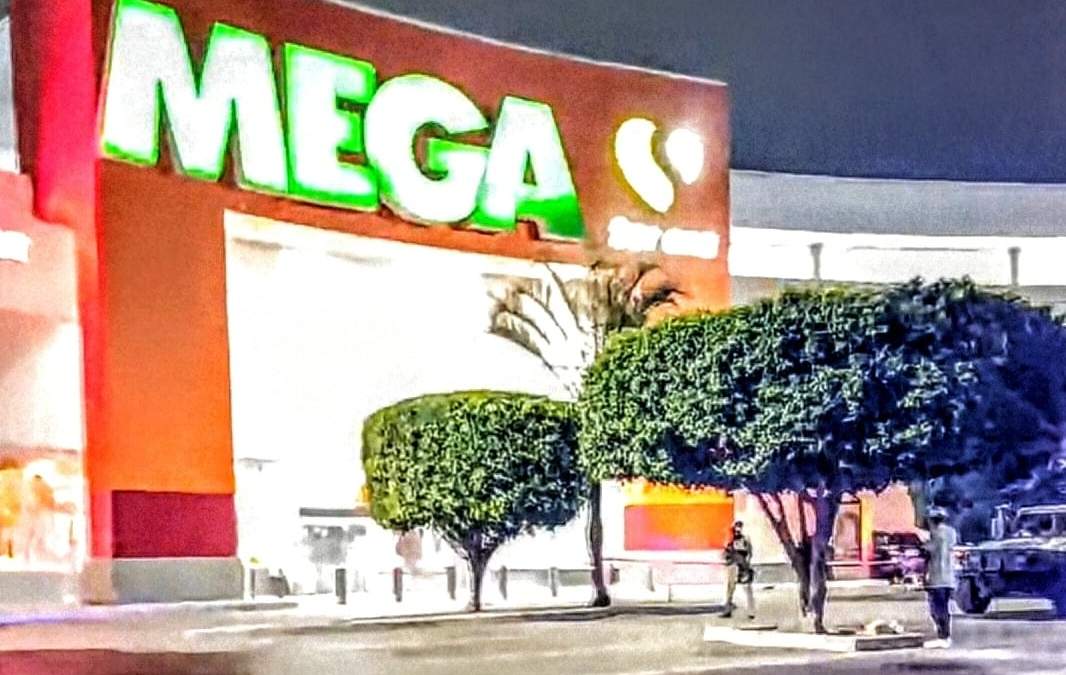 Estacionamiento del centro comercial Mega Soriana, ubicado en Jiutepec, Morelos