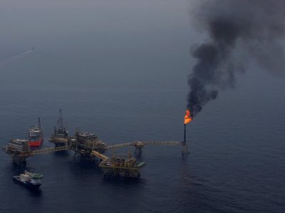Trágico incendio en una plataforma petrolera de México: un muerto, varios heridos y desaparecidos