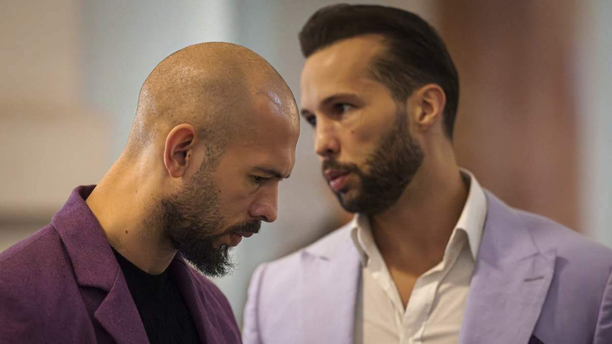 Andrew Tate, a la izquierda, escucha a su hermano Tristan en una corte de Rumania