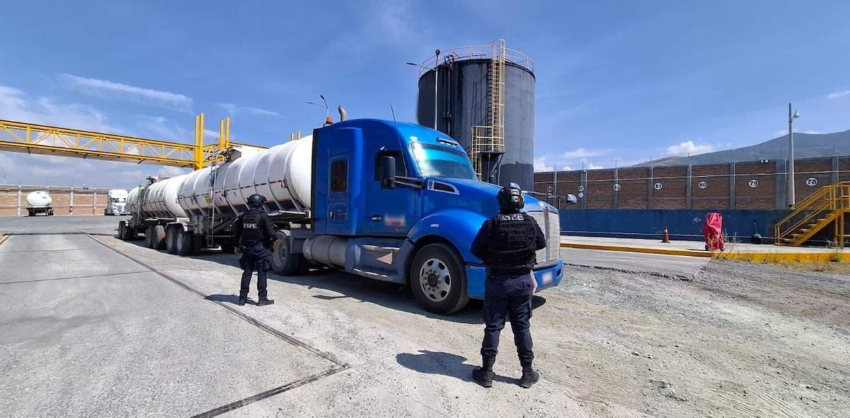 Personal de seguridad con uno de los vehículos asegurados