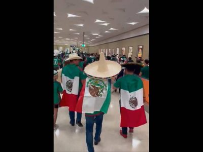 Mexicanos llevan a Qatar la protesta “El INE no se toca” y la hacen viral (Video)