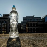 Con botellas plásticas y sin gastar de más: creá este fabuloso portacubiertos