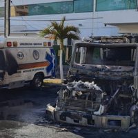 En ambulancias incendiadas, dejan mantas con amenazas por el cobro de derecho de piso en Cancún