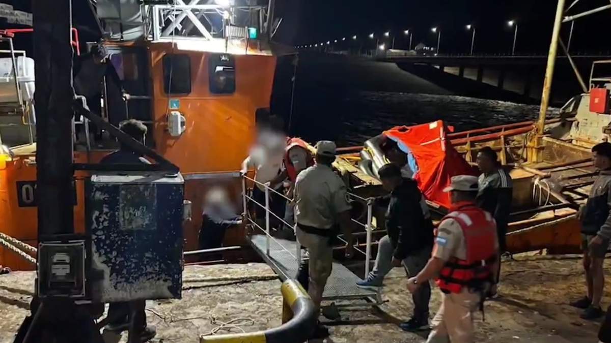 Video: se hundió un buque pesquero en Río Negro