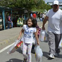 Miles de venezolanos cruzan a Colombia en busca de víveres (imágenes)