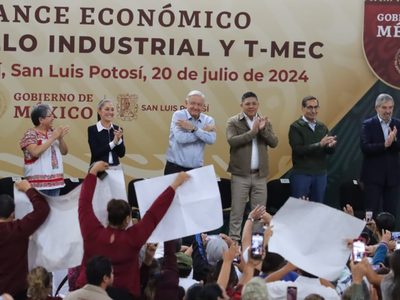 Reciben con protestas a AMLO y a Sheinbaum en mitin en San Luis Potosí