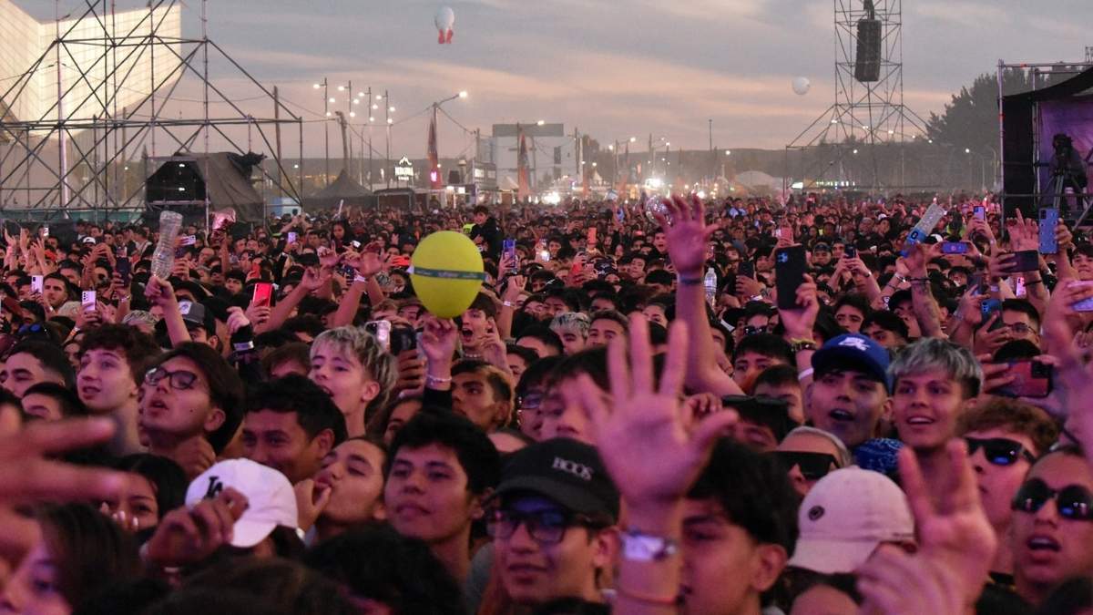 Una multitud en el quinto día de la Fiesta de la Confluencia. Fuente: (Javier Manzano)