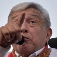 Arropado por expanistas, AMLO presume ventaja y declara al NAICM "un monumento a la corrupción"