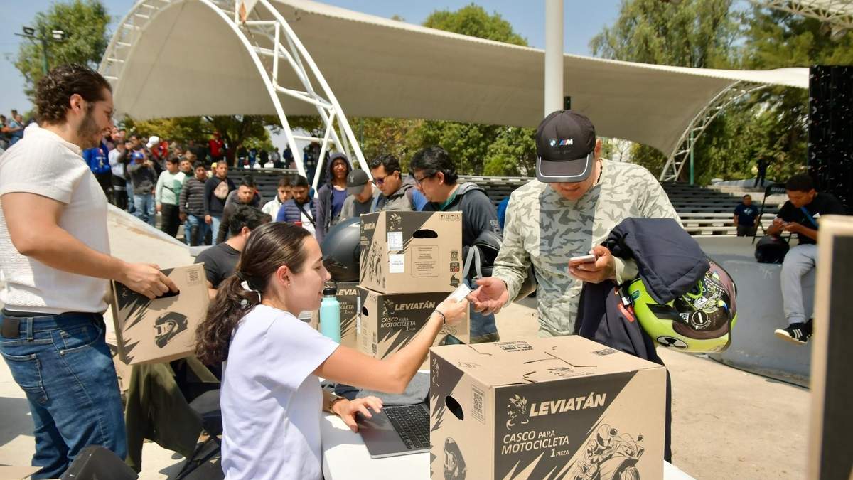 Entrega de cascos a trabajadores de Uber