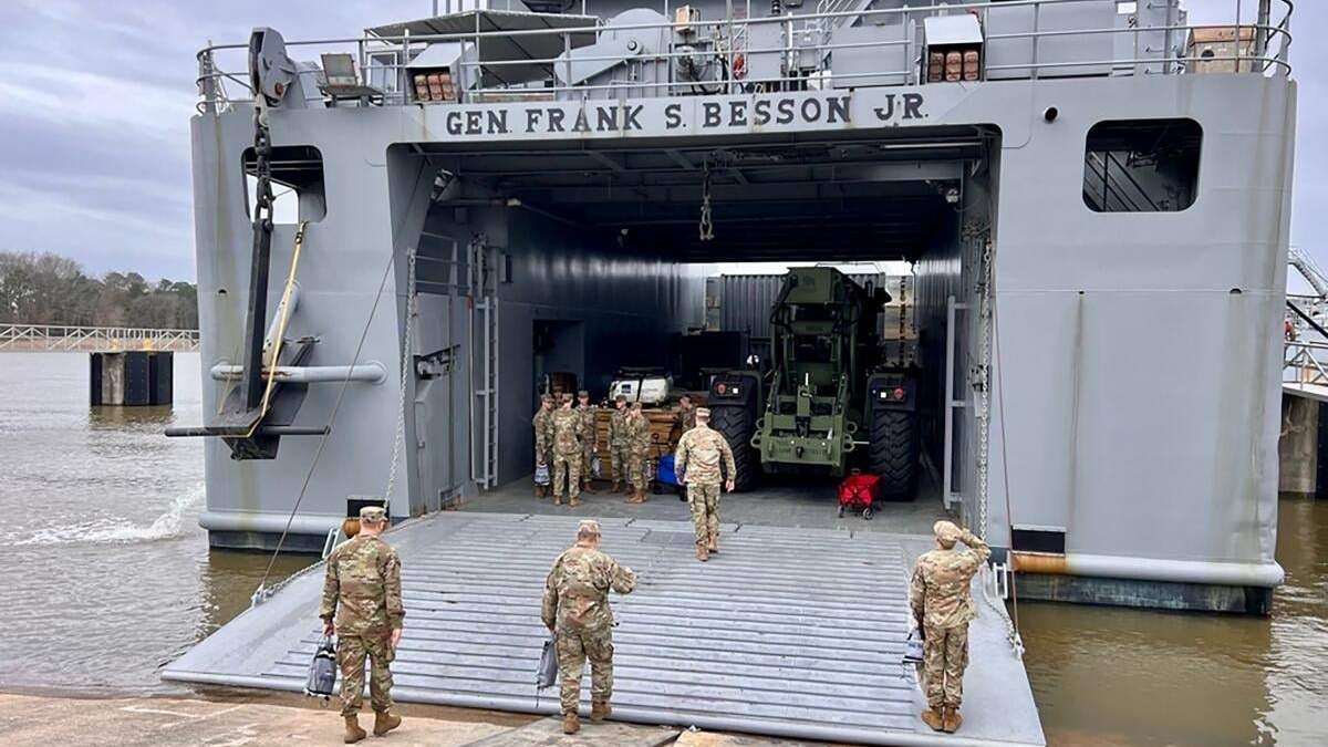 En esta imagen proporcionada por el Comando Central del ejército estadounidense, el barco General Frank S. Besson, de la 7ma brigada de transportes, 3er comando expedicionario, XVII cuerpo aerotransportado, se prepara para zarpar de la base Langley-Eustis, Virginia, el sábado 9 de marzo de 2024, camino del Mediterráneo oriental, después de que el presidente, Joe Biden, anunciara que Estados Unidos prestaría asistencia humanitaria a la Franja de gaza por vía marítima