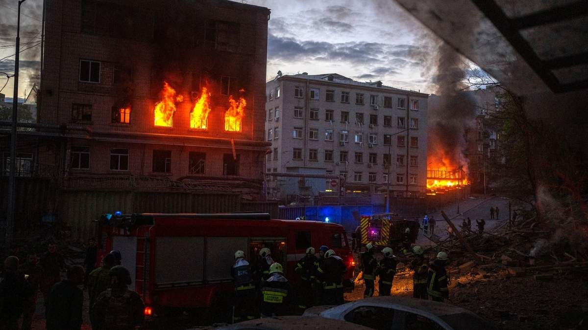 Incendios tras un bombardeo ruso en Kiev